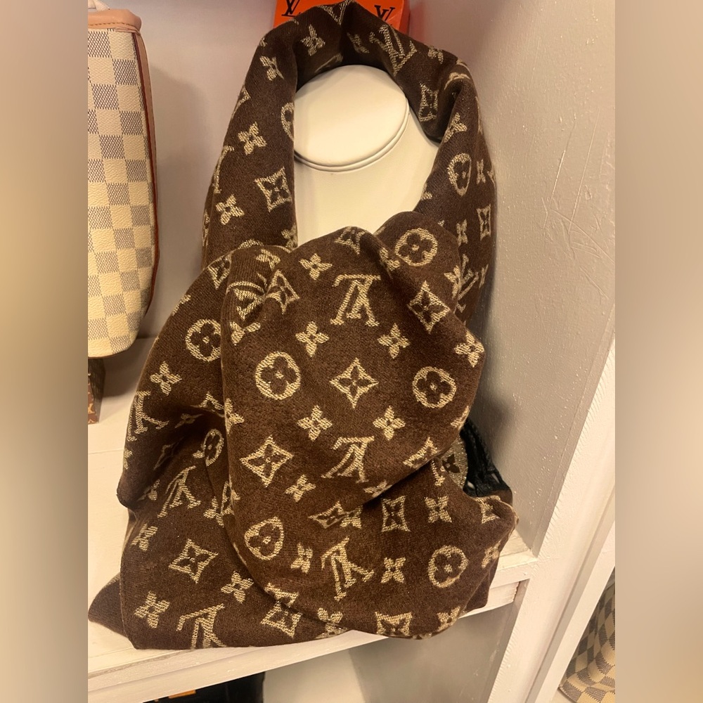 Designer luxury winter scarf. Brown with beige design. Large size